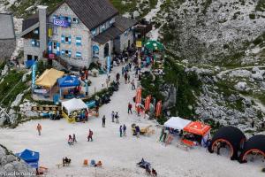grupa ludzi chodzących po rynku w śniegu w obiekcie Apartment Ginestra, Sella Nevea w mieście Sella Nevea