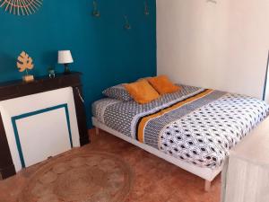 - une chambre dotée d'un lit avec des oreillers orange dans l'établissement LES AIRES AVOISIENNES, à Avoise