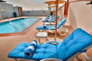 Bazén v ubytování Signature Hotel Al Barsha nebo v jeho okolí
