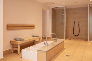 bagno con vasca, lavandino e doccia di Waldhotel Berghof a Luisenthal