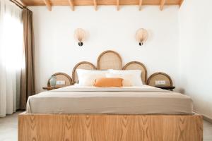 1 dormitorio con 1 cama grande y cabecero de madera en Molo Urla en Urla