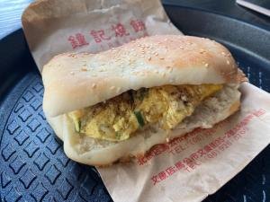 un sándwich de pollo en un bagel en un plato en Shui Shang Yuan Homestay, en Magong