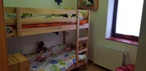 - une chambre pour enfants avec 2 lits superposés et une fenêtre dans l'établissement Apartamento en Vall d'Incles, à Incles