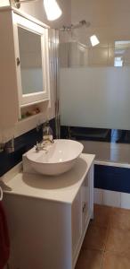 uma casa de banho com um lavatório branco e um espelho. em Apartamento en Vall d'Incles em Incles