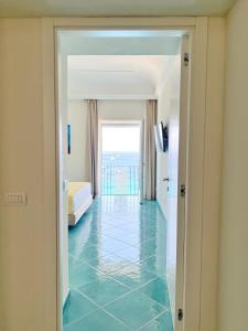 um corredor com vista para um quarto com azulejos azuis em Casa Adelaide em Capri