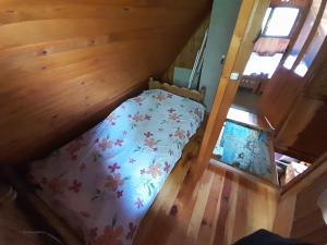 Postel nebo postele na pokoji v ubytování Kremna Cottage