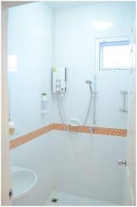 La salle de bains est pourvue d'une douche et d'un lavabo. dans l'établissement 100sqm 2 bed apartment Sukhothai City, à Sukhothaï
