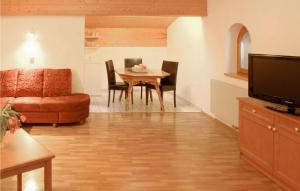 een woonkamer met een tafel en een bank bij Lovely Apartment In St, Gallenkirch With Kitchen in Aussersiggam