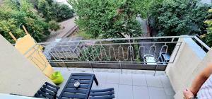 d'un balcon avec des chaises et un toboggan. dans l'établissement Ultracentral apartments, à Bacău