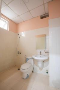 ein Bad mit einem WC und einem Waschbecken in der Unterkunft Hoang Anh Star Hotel in Ho-Chi-Minh-Stadt