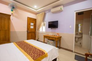 ein Schlafzimmer mit einem Bett, einem Waschbecken und einem WC in der Unterkunft Hoang Anh Star Hotel in Ho-Chi-Minh-Stadt