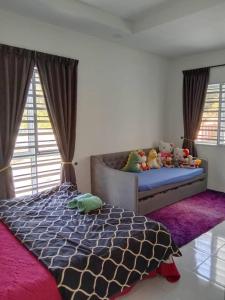 Postel nebo postele na pokoji v ubytování Ramadhina Eagle Eye View Home2stay Emerald Avenue + 37 fotografií