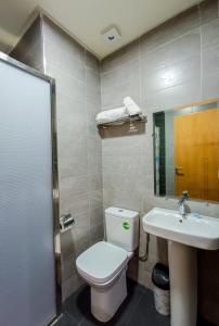 La salle de bains est pourvue de toilettes et d'un lavabo. dans l'établissement Hotel SunSet Beni Mellal, à Béni Mellal