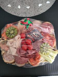 una pila de carne y hortalizas en una bolsa de plástico en Loft avec Baignoire SPA LÉcrin Romantique, en Ochancourt