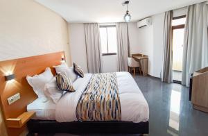 Postel nebo postele na pokoji v ubytování Hotel SunSet Beni Mellal