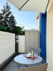 een witte tafel en stoelen op een balkon met een tafel bij Subalterno 33 in La Spezia