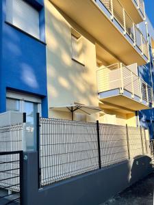 un edificio azul con valla y balcón en Subalterno 33, en La Spezia
