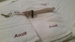 einen Stapel Handtücher auf dem Bett in der Unterkunft Hotel Ascot in Caianello