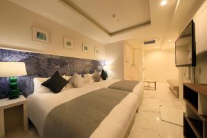 Кровать или кровати в номере Centurion Hotel Residential Akasaka Station