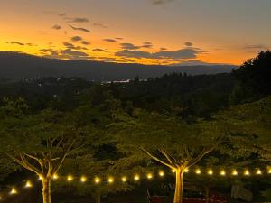 Φυσικό τοπίο κοντά σε οργανωμένο κάμπινγκ +14 φωτογραφίες