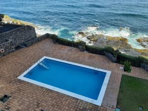 une piscine vide à côté de l'océan dans l'établissement Laluna, à La Laguna