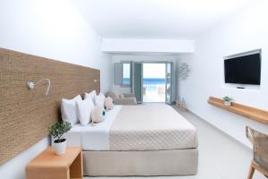 Letto o letti in una camera di Manoula's Beach Mykonos Resort