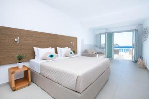 Letto o letti in una camera di Manoula's Beach Mykonos Resort