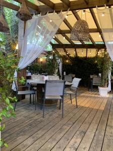 Εστιατόριο ή άλλο μέρος για φαγητό στο Maison avec sa grande terrasse ensoleillée