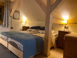 ein Schlafzimmer mit einem großen Holzbett in einem Zimmer in der Unterkunft Chyża Hapełe in Zatwarnica