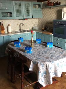 eine Küche mit einem Tisch und blauen Schränken in der Unterkunft Gardasee -RESIDENZA POETICA-Garda lake in Cavaion Veronese