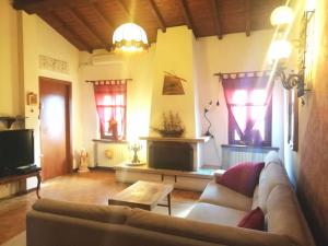 ein Wohnzimmer mit einem Sofa und einem Tisch in der Unterkunft Gardasee -RESIDENZA POETICA-Garda lake in Cavaion Veronese