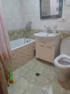 Bilik mandi di Freedom Apartments on Glendale Hills +11 gambar