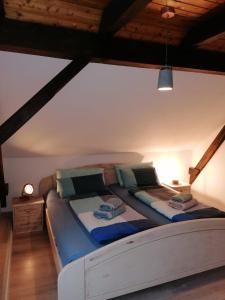 a bedroom with a large bed in a attic at FW Achterdeck, 1 Obergeschoss, Petershof-Lehbek in Gelting