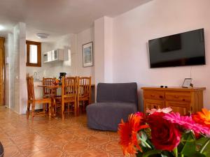 TV a/nebo společenská místnost v ubytování Sunny 2-bedroom apartment in Parque Santiago II