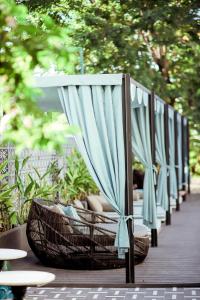 eine Reihe von Stühlen mit Sonnenschirmen auf einer Terrasse in der Unterkunft De An Hotel in Hoi An