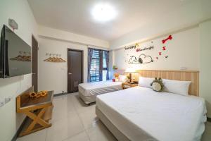 سرير أو أسرّة في غرفة في 礁溪幸福民宿Jiaoxi Happy Homestay
