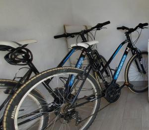 due biciclette parcheggiate l'una accanto all'altra in una stanza di Casa 37 - Country Home a Terrugem