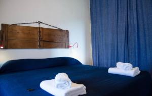 Dos toallas en una cama en una habitación en Country Home Lonato, en Lonato