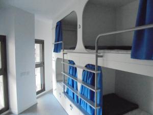 Poschodová posteľ alebo postele v izbe v ubytovaní Dream Cube Hostel