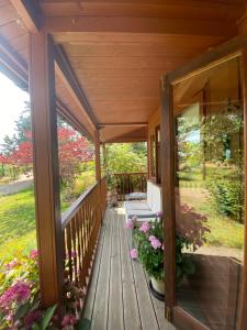 - une terrasse couverte d'une maison avec 2 chaises et des fleurs dans l'établissement Lakeside Town Farm, à Kingston Blount
