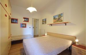 1 Schlafzimmer mit 2 Betten in einem Zimmer in der Unterkunft Nice Apartment In Loano With Kitchenette in Loano