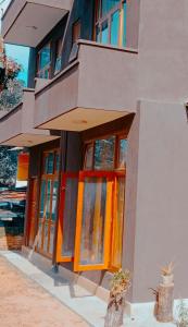 un edificio con puertas naranjas y ventanas. en Ridmi Home Stay en Karagampitiya