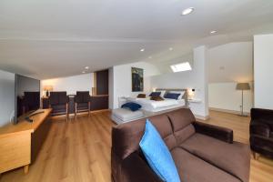 ein Wohnzimmer mit einem Sofa und einem Bett in der Unterkunft Novem in Zadar