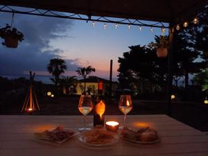 un tavolo con due bicchieri di vino e cibo sopra di Maison Bellevue ad Alcamo Marina