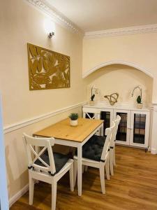 een eetkamer met een houten tafel en stoelen bij Superb and Comfortable 3BD Home in Dagenham in Dagenham