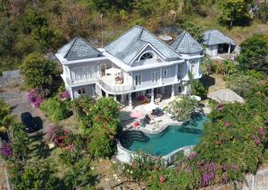 an aerial view of a house with a swimming pool at Villa Reva Bali in Temukus