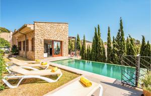 Villa con piscina y tumbonas en Beautiful Home In Mancor De La Vall With Outdoor Swimming Pool, en Mancor del Valle