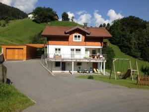 una casa en la cima de una colina con en Ferienwohnung Roschitz, en Schruns