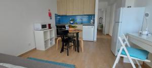 eine kleine Küche mit Tisch und Kühlschrank in der Unterkunft Casa 37 - Country Home in Terrugem + 8 Fotos