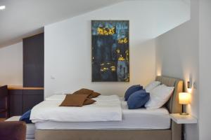 ein Schlafzimmer mit 2 Betten und einem Wandgemälde in der Unterkunft Novem in Zadar